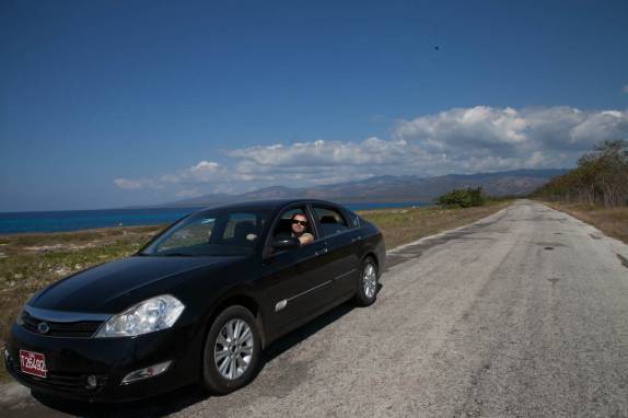 Com o nosso carro em Playa Ancón, em Trinidad - Cuba (foto de Laura Schunemann)